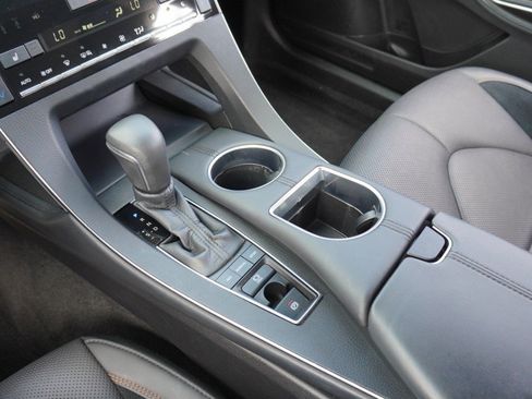 Used 2019 Toyota Avalon XSE image 18