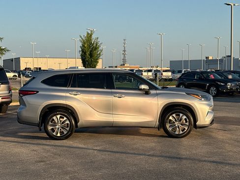 Used 2022 Toyota Highlander XLE AWD/4WD image 4
