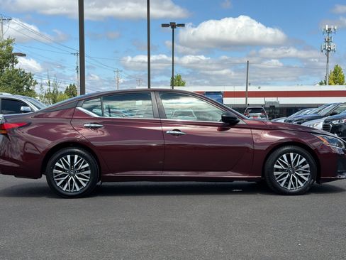 Used 2025 Nissan Altima 2.5 SV FWD image 3