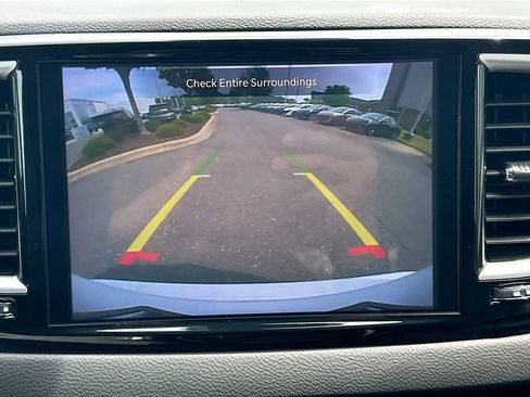 Used 2024 Chrysler Pacifica Touring-L image 16