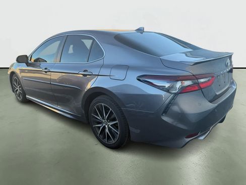 Used 2021 Toyota Camry SE image 3