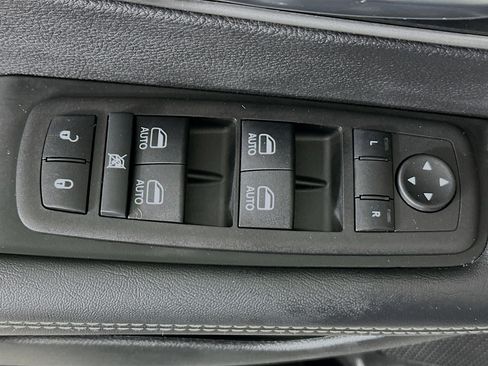 Used 2025 Chrysler Pacifica Select image 14