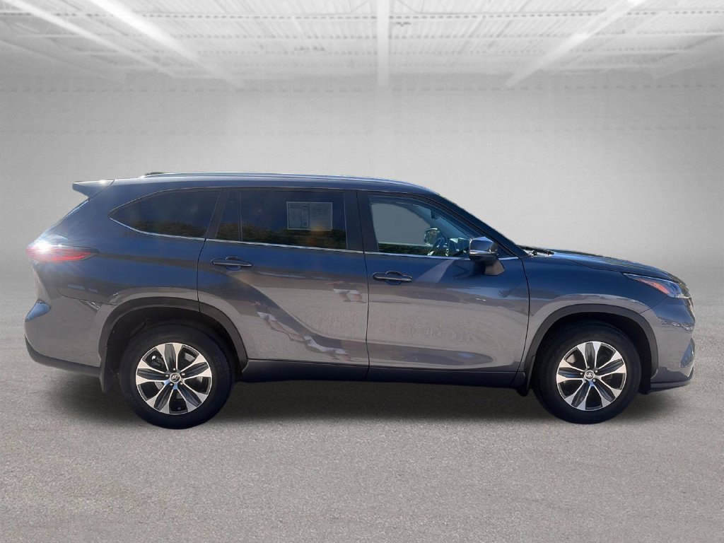 Used 2023 Toyota Highlander XLE AWD/4WD image 7