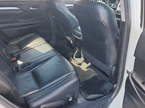 Used 2018 Toyota Highlander XLE AWD/4WD image 6