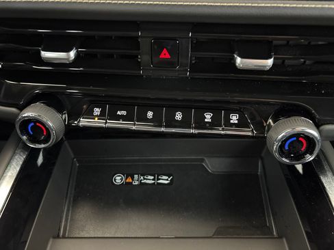 Used 2025 Chevrolet Tahoe Premier AWD/4WD image 28