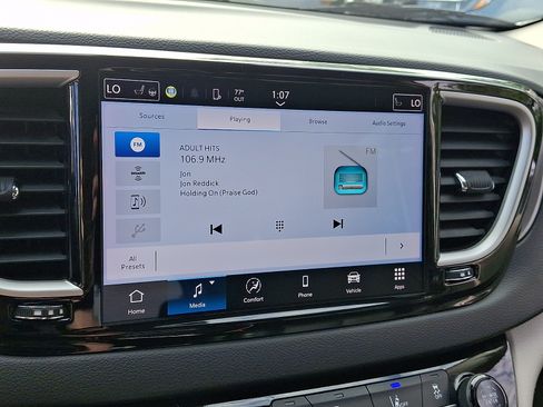 Used 2024 Chrysler Pacifica Touring-L FWD image 15