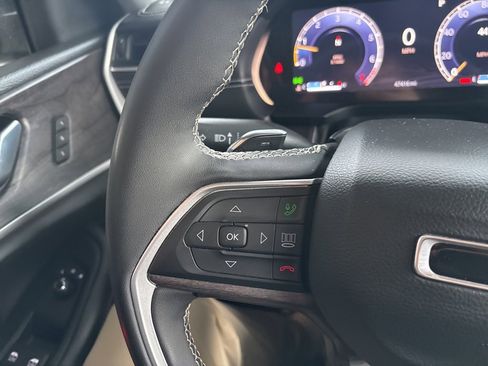 Used 2023 Jeep Grand Cherokee Limited image 12