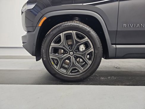 Used 2025 Rivian R1T Adventure image 9