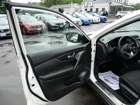 Used 2018 Nissan Rogue SV AWD/4WD image 16