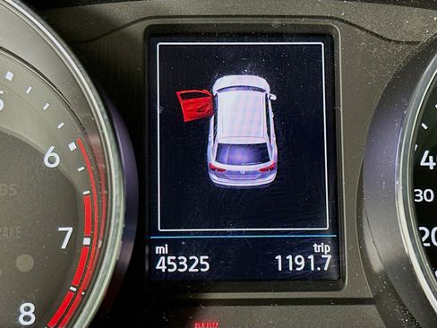 Used 2019 Volkswagen Tiguan SE w/ Panoramic Sunroof Package image 19