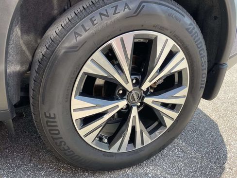 Used 2023 Nissan Rogue SV FWD image 3