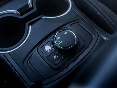 Used 2020 GMC Terrain SLE image 25