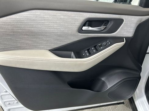 Used 2023 Nissan Rogue SV image 11