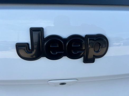 Used 2016 Jeep Cherokee Latitude w/ Cold Weather Group AWD/4WD image 33