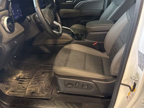 Used 2024 Chevrolet Colorado ZR2 w/ Technology Package AWD/4WD image 14