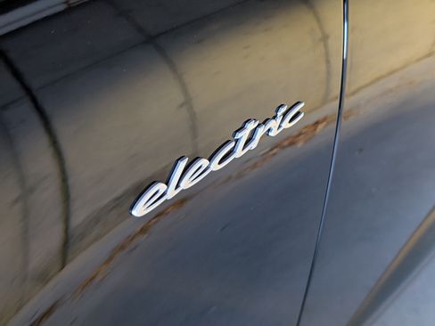 New 2025 Porsche Macan 4S Electric image 15