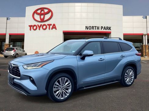 Used 2023 Toyota Highlander Platinum AWD/4WD image 1