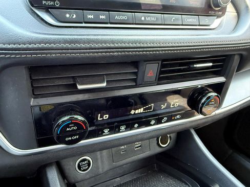 Used 2023 Nissan Rogue SV image 32