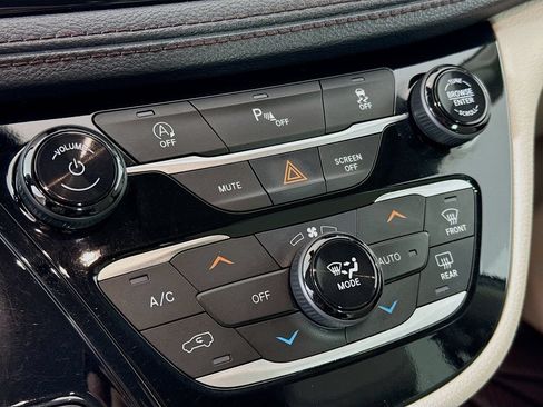 Used 2020 Chrysler Pacifica Limited FWD image 16
