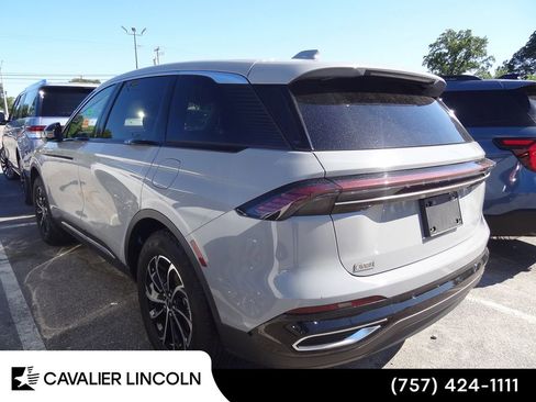Used 2026 Lincoln Nautilus Premier AWD/4WD image 2