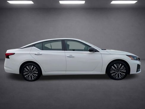Used 2025 Nissan Altima 2.5 SV FWD image 3