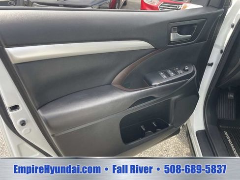 Used 2017 Toyota Highlander XLE AWD/4WD image 18