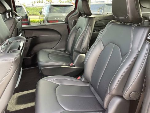 Used 2025 Chrysler Pacifica Select w/ Uconnect Theater Family Group image 24