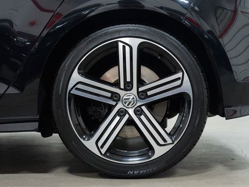 Used 2016 Volkswagen Golf 4-Door image 12