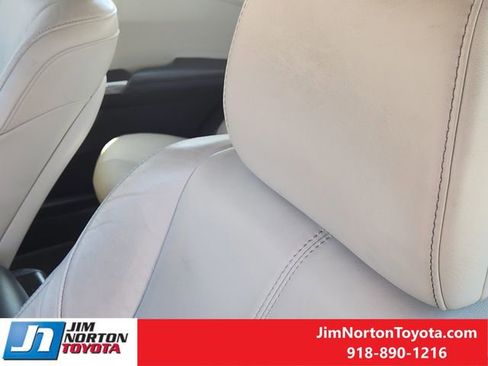 Used 2018 Toyota Avalon Limited image 16
