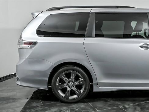 Used 2016 Toyota Sienna SE w/ SE Preferred Package FWD image 10