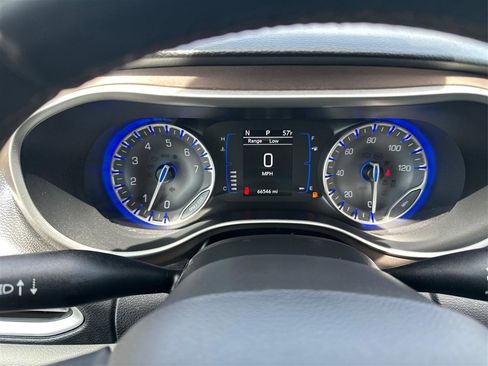 Used 2018 Chrysler Pacifica Touring-L FWD image 16