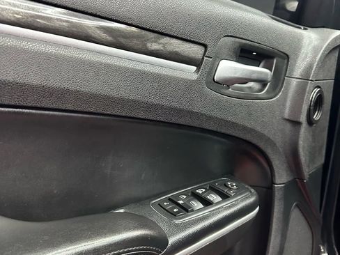 Used 2016 Chrysler 300 Limited image 9