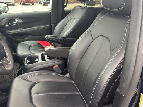 Used 2025 Chrysler Pacifica Select image 13