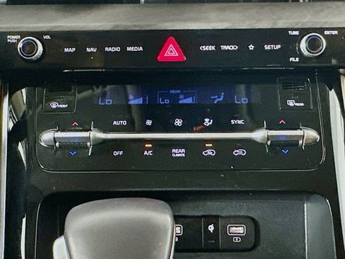 Used 2024 Kia Carnival EX FWD image 17