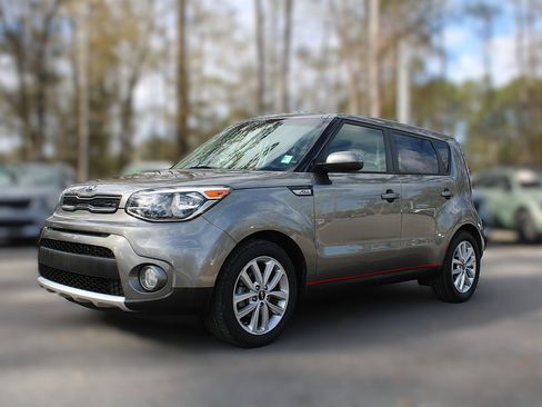 Certified 2018 Kia Soul + image 3