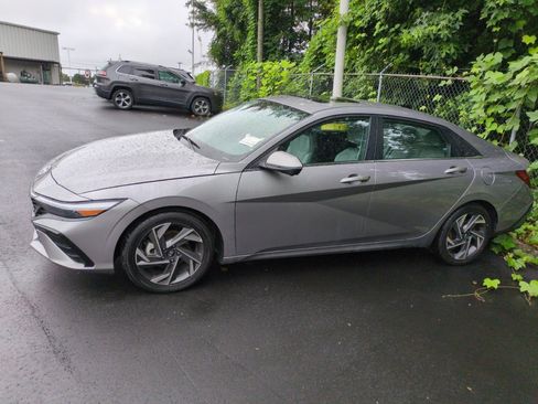 Used 2024 Hyundai Elantra Limited FWD image 3