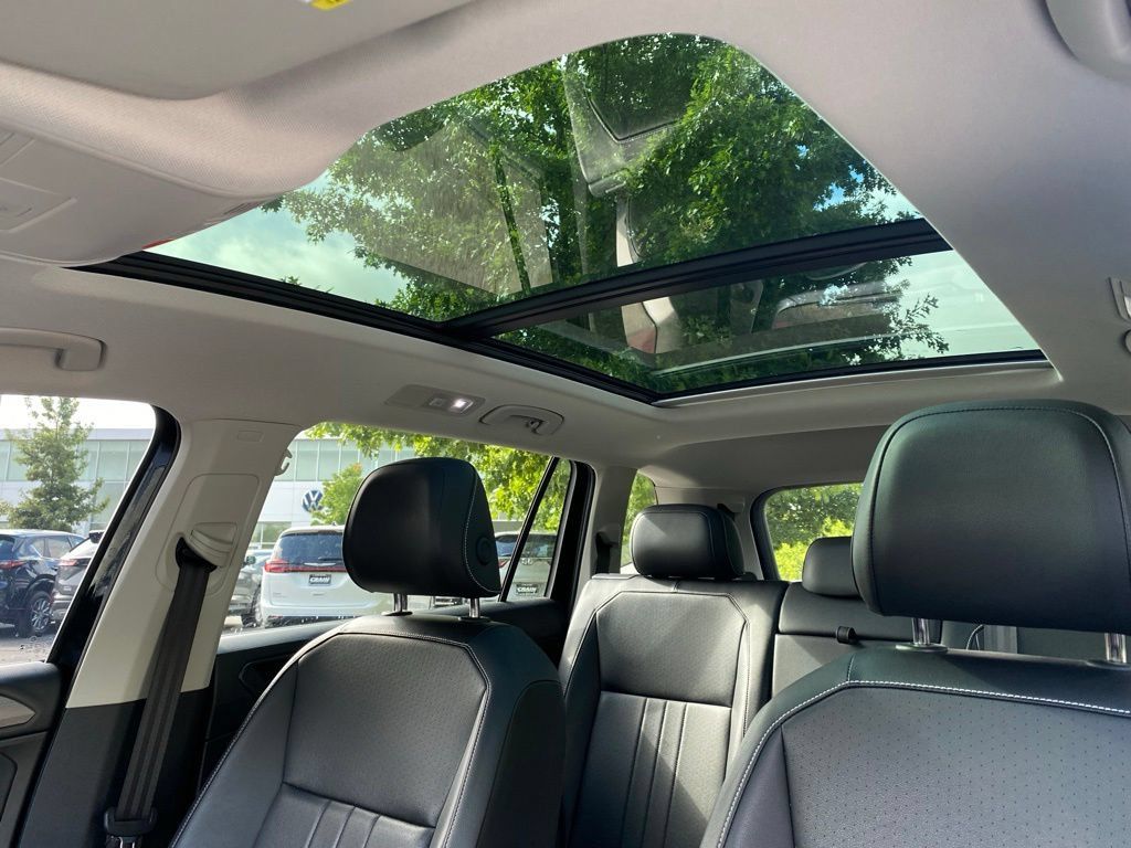 Used 2024 Volkswagen Tiguan SE w/ Panoramic Sunroof Package FWD image 25