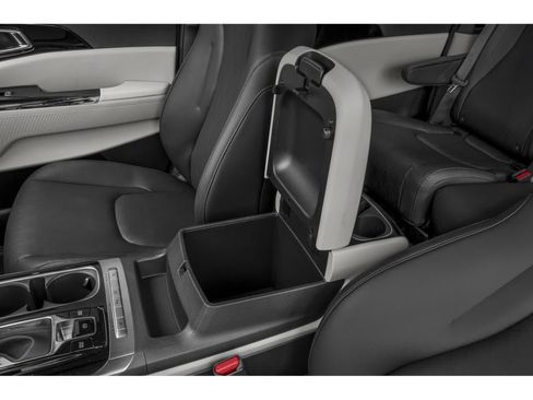Used 2024 Kia Carnival EX FWD image 22
