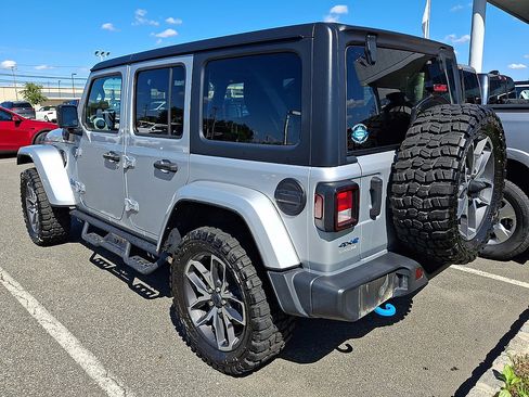 Used 2024 Jeep Wrangler Unlimited w/ Convenience Group AWD/4WD image 3
