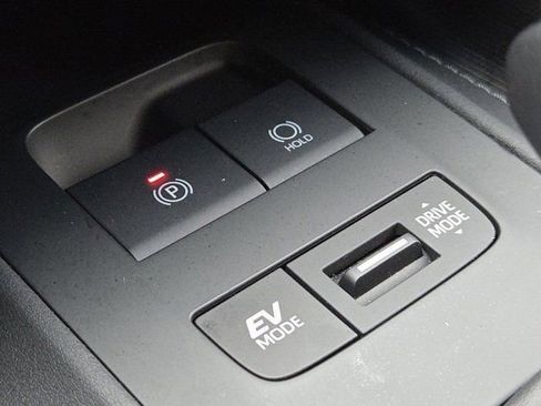 Used 2023 Toyota Venza XLE image 15