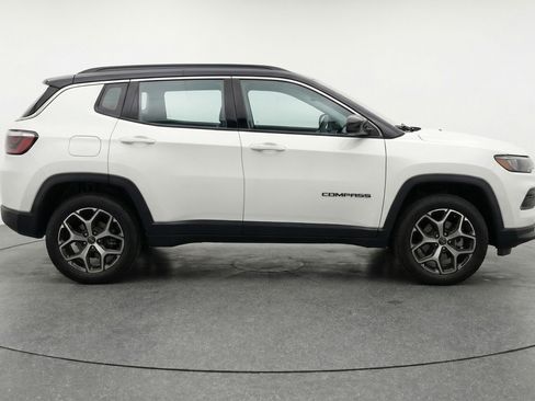 Used 2025 Jeep Compass Limited image 11