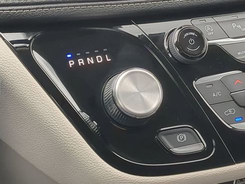 Used 2023 Chrysler Pacifica Touring-L FWD image 30