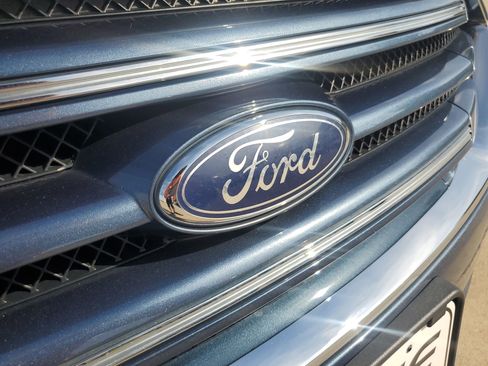 Used 2018 Ford Taurus Limited w/ Driver Assist Package image 38