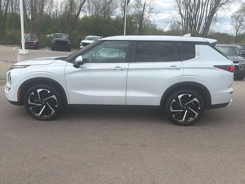 Used 2024 Mitsubishi Outlander SE FWD image 2