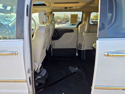 Used 2016 Chrysler Town & Country Limited Platinum image 25