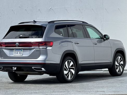 Used 2024 Volkswagen Atlas SE w/ Panoramic Sunroof Package AWD/4WD image 3