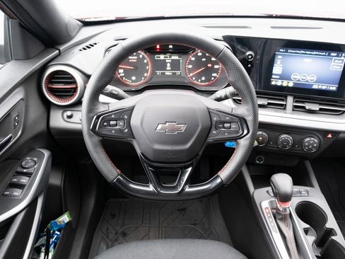 Used 2025 Chevrolet Trax RS image 2