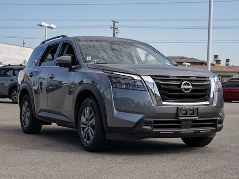 Used 2025 Nissan Pathfinder SV FWD image 2