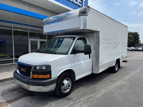 Used 2017 GMC Savana 3500 RWD image 2