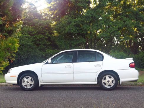 Used 2001 Chevrolet Malibu LS w/ Preferred Equipment Group 1 FWD image 2